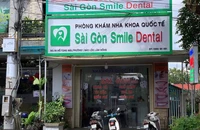 Lật tẩy chuỗi phòng khám nha khoa toàn bác sĩ dỏm, hàng trăm người già sập bẫy
