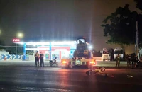 Xe đầu kéo lùi từ cây xăng va chạm xe máy, 1 người tử vong