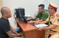 Tạm giữ tài xế lái ô tô xoay vòng gây náo loạn khu dân cư