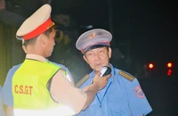 CSGT kiểm tra nồng độ cồn nhân viên đường sắt Ga Sông Phan