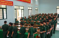 Xúc động hình ảnh chiến sĩ trẻ lần đầu cầm lá phiếu cử tri nơi biên cương 