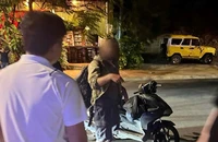 Tạm giữ người đàn ông nước ngoài tấn công thiếu tá công an rồi bỏ trốn