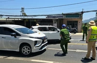 Chồng lái ô tô rượt đuổi, dùng xà beng đập phá taxi chở vợ trên Quốc lộ 20