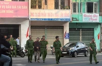 Cảnh sát đưa giám đốc Trung tâm dịch vụ đấu giá Lâm Đồng lên xe đặc chủng