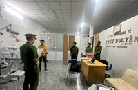 Khen thưởng vụ triệt phá chuỗi nha khoa 'chui' đưa hối lộ cho cán bộ y tế