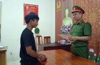 2 thanh niên dùng súng nhựa giả cảnh sát tuần tra để cướp tài sản