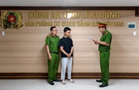 Bỗng dưng nợ 1,7 tỉ đồng vì cho nhân viên ngân hàng mượn điện thoại