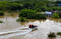 Khen thưởng nhóm 'chiến binh jetski' cứu hàng trăm người trong lũ dữ