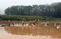 Hơn 100 người xuyên đêm tìm kiếm bé gái 12 tuổi bị lũ cuốn mất tích tại Đà Lạt