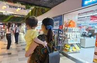 Làm sao để mẹ đẻ đòi lại quyền nuôi con từ mẹ kế?