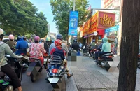 Trong giờ cao điểm, đi xe máy lên vỉa hè có bị phạt?