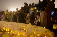 Hàng ngàn ngọn nến cầu nguyện hòa bình thắp sáng đêm Vesak tại núi Bà Đen