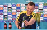 Sao tuyển Ukraine chọc tức Ronaldo