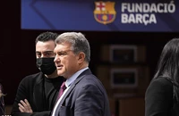 Xavi lí giải vì sao Barca bị loại, Laporta chỉ trích fan nhà làm điều khó tin