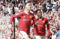 Ronaldo lập hat-trick, MU nhận niềm vui nhân ba