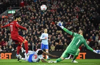 Salah lập cú đúp, Liverpool ‘hủy diệt’ MU lên đỉnh Premier League 