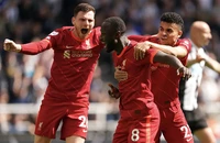 Hạ Newcastle, Liverpool vượt lên dẫn đầu Premier League