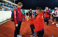 Giành HCV SEA Games, Tiến Trọng quỳ gối cầu hôn Phương Trinh