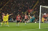 Liverpool tung đội hình B vẫn đua vô địch cùng Man City 
