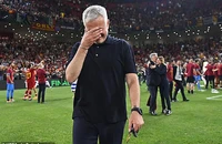 Mourinho rơi nước mắt lên tiếng trong ngày AS Roma vô địch