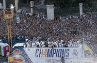 Real Madrid diễu hành ăn mừng C1 và La Liga giữa biển người