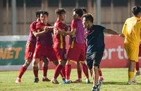 HLV Đinh Thế Nam không hài lòng U-19 VN, VFF thưởng nóng