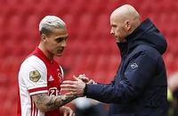Ajax tức giận bảo MU tránh xa ra