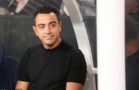 Bị tố ‘chơi lầy’ với De Jong, HLV Xavi nói gì?