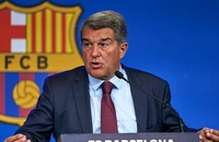 Chủ tịch Laporta chốt thời gian đẩy De Jong rời Barcelona
