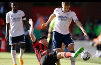 Arsenal lên đỉnh Premier League