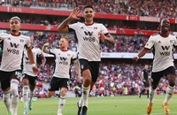Arsenal cô đơn trên đỉnh Premier League
