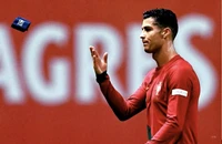 Ronaldo ném băng đội trưởng 