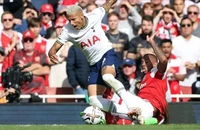Tottenham thua vì sai lầm và thẻ đỏ, Arsenal vững ngôi đầu Premier League