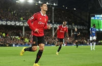 Arsenal hạ Liverpool đòi lại ngôi đầu, Ronaldo giải cứu MU