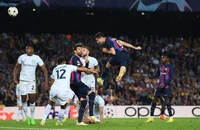 Lewandowski rực sáng, Barca vẫn có nguy cơ lớn bị loại