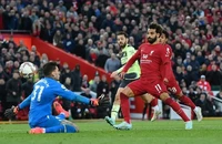 Salah rực sáng, Liverpool khiến Man City lần đầu thua trận
