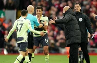 Pep Guardiola xin lỗi Liverpool vì hành vi hèn hạ của fan Man City
