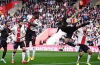 Arsenal ‘sẩy chân’, Premier League hấp dẫn