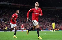 Ronaldo tỏa sáng trong ngày MU sạch bóng cầu thủ Anh, Arsenal thua sốc
