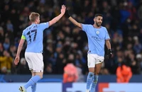 Man City bất bại, Chelsea thắng kịch tính 