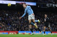 Đẳng cấp Man City, đá ‘chấp’ người vẫn thắng