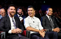 Ronaldo công khai thể hiện tình cảm với Messi