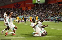 Senegal theo chân Hà Lan vào vòng 1/8 World Cup đầy cảm xúc