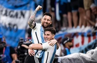 Argentina vào tứ kết World Cup trong ngày Messi lập kỷ lục 