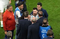 Messi phản ứng giận dữ khó tin dù Argentina thắng trận
