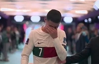 Khoảnh khắc Ronaldo ôm mặt khóc nức nở dù lập kỷ lục lịch sử