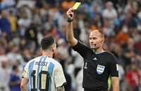 Scaloni giận dữ đáp trả cáo buộc Messi và Argentina dùng 5 ‘chiêu bẩn’