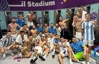 Hình ảnh Messi và Argentina ăn mừng trong phòng thay đồ 