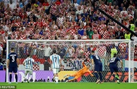 HLV Croatia bất bình với quả penalty đáng ngờ của Messi