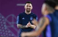 Messi xuất hiện xua tan lo lắng, đón bạn cùng phòng trở lại